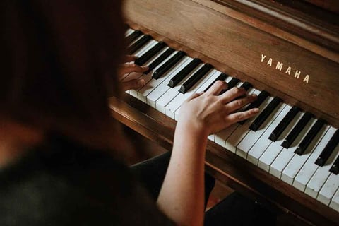 Femme-qui-apprend-à-jouer-du-pianoPH