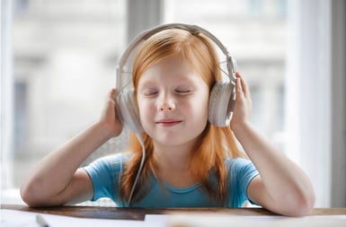Jeune fille écoutant de la musique