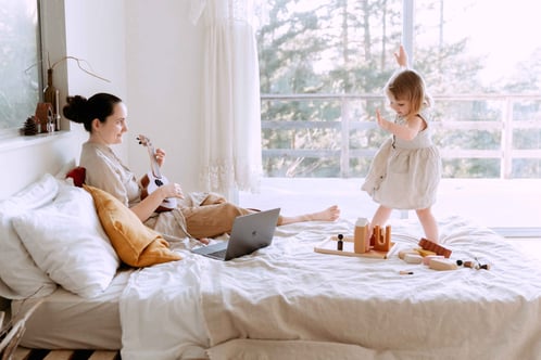Petite fille dansant avec sa mère sur de la musique jouée à la guitare