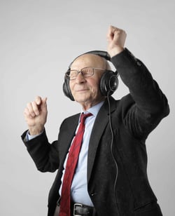 Personne agée heureuse danse en écoutant de la musique 