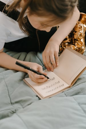 Petite fille apprend à écrire une partition de musique