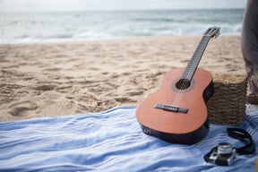 Guitare posée sur la plage