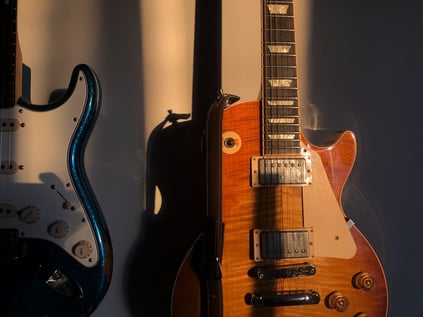 Plusieurs guitares exposées contre un mur