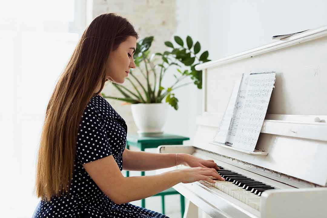 Femme-qui-apprend-le-piano-en-autonomie-avec-Wiplay.PH