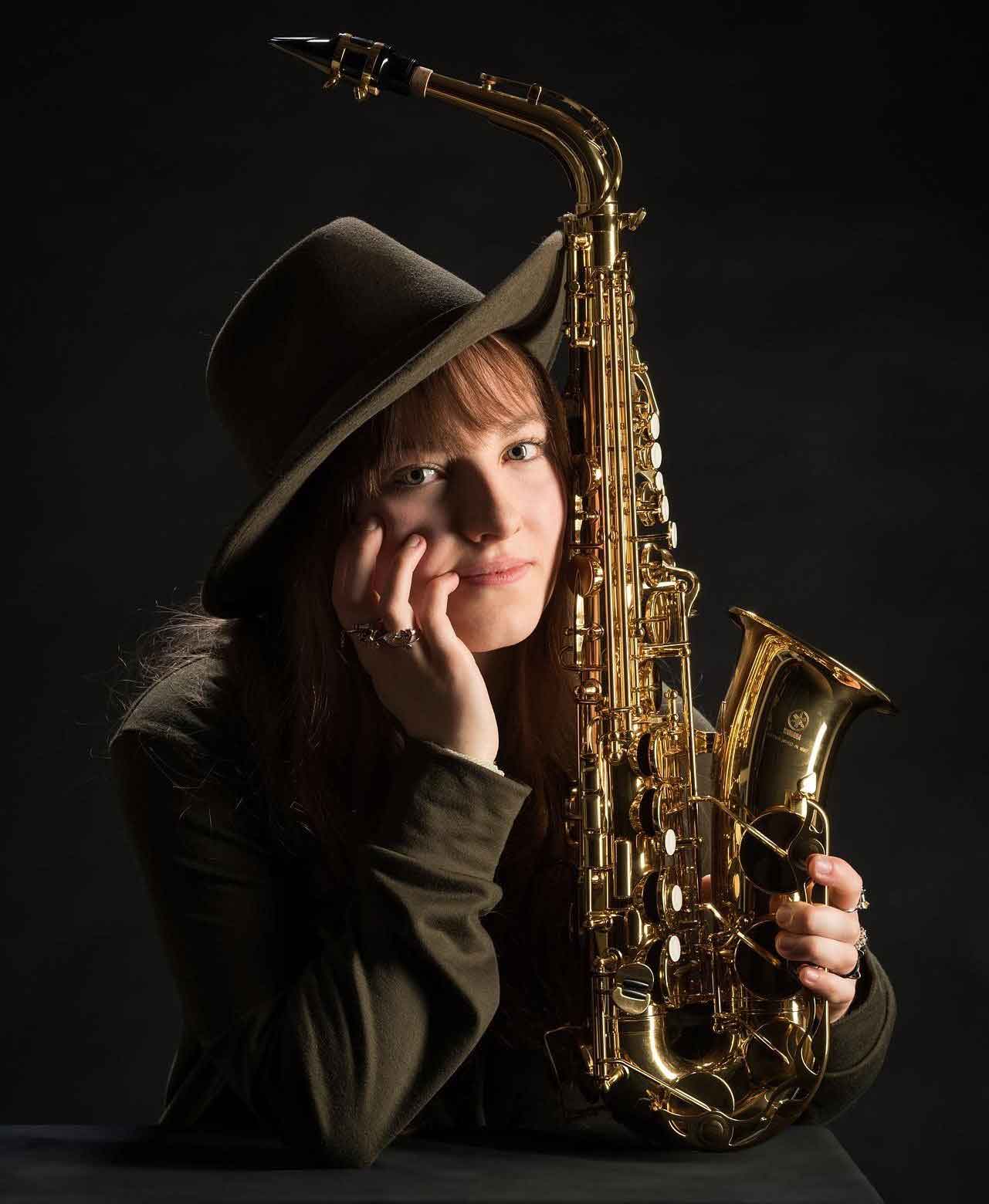 Femme-qui-tient-un-saxo-PH