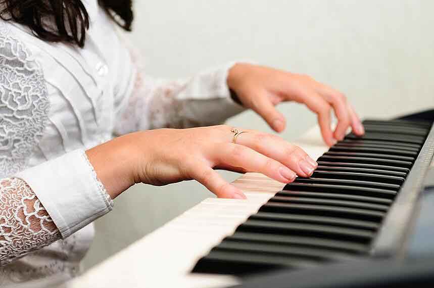 Focus-sur-des-mains-qui-joue-du-piano-PH