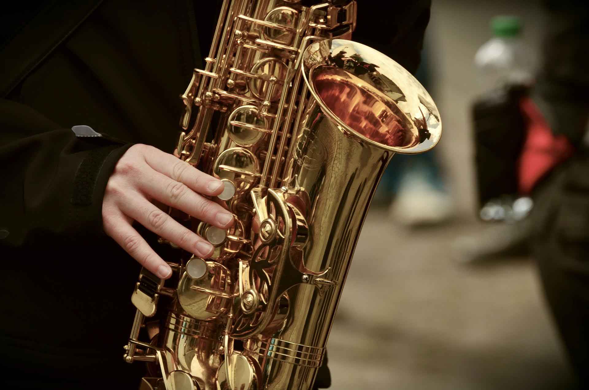 Focus-sur-la-main-d’une-personne-qui-apprend-à-jouer-du-saxo.PH