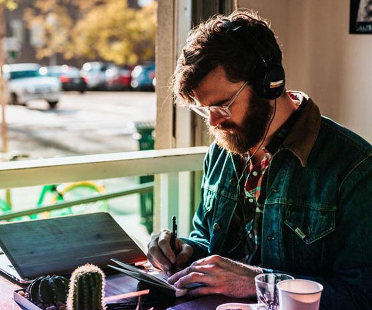Homme en train d’apprendre la musique.