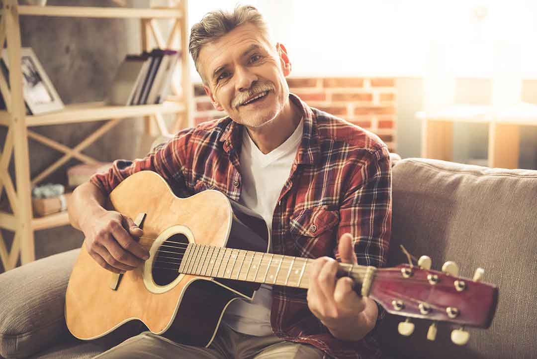 Homme-senior-qui-joue-de-la-guitare.PH