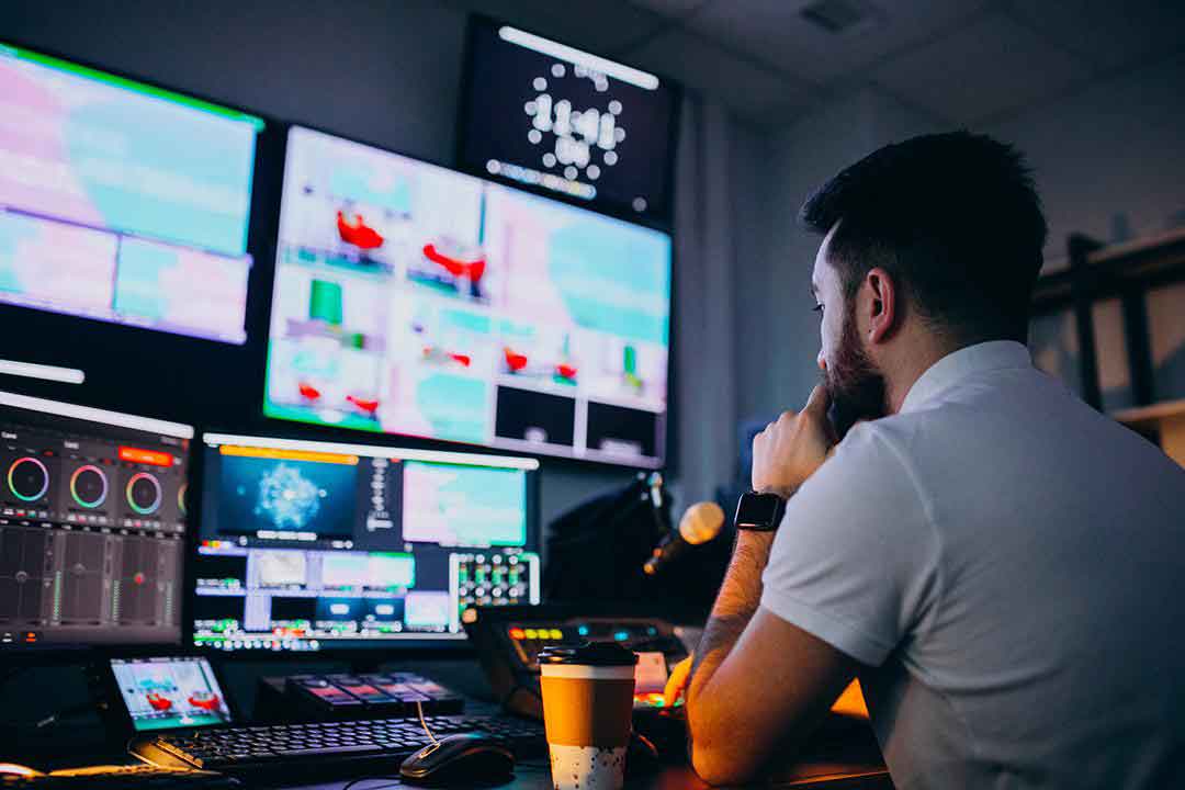 Homme qui apprend MAO - Faire un home studio à petit prix