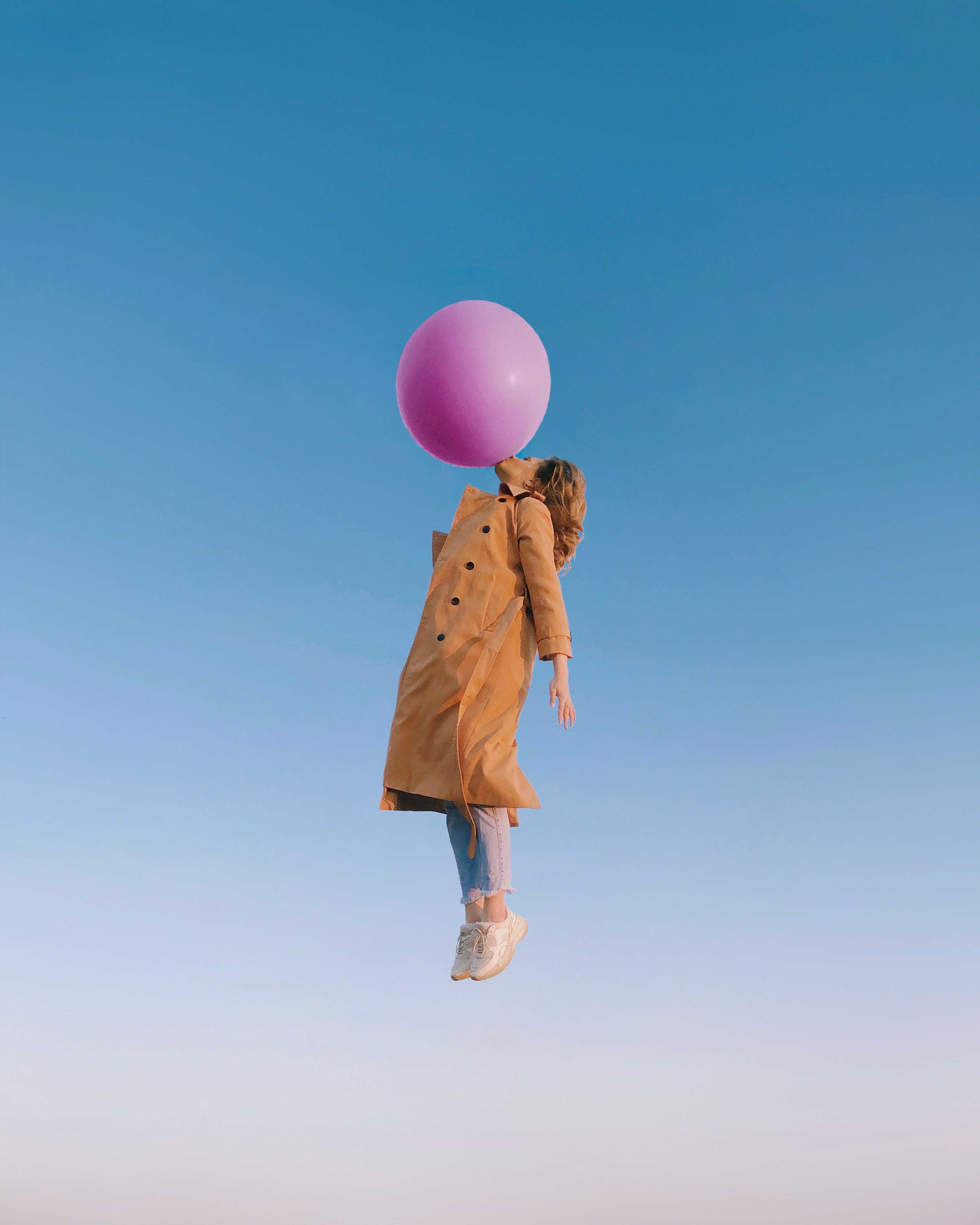 Femme qui s'envole ciel avec un ballon