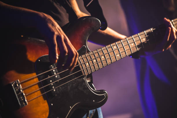 Homme jouant de la Basse couleur orange