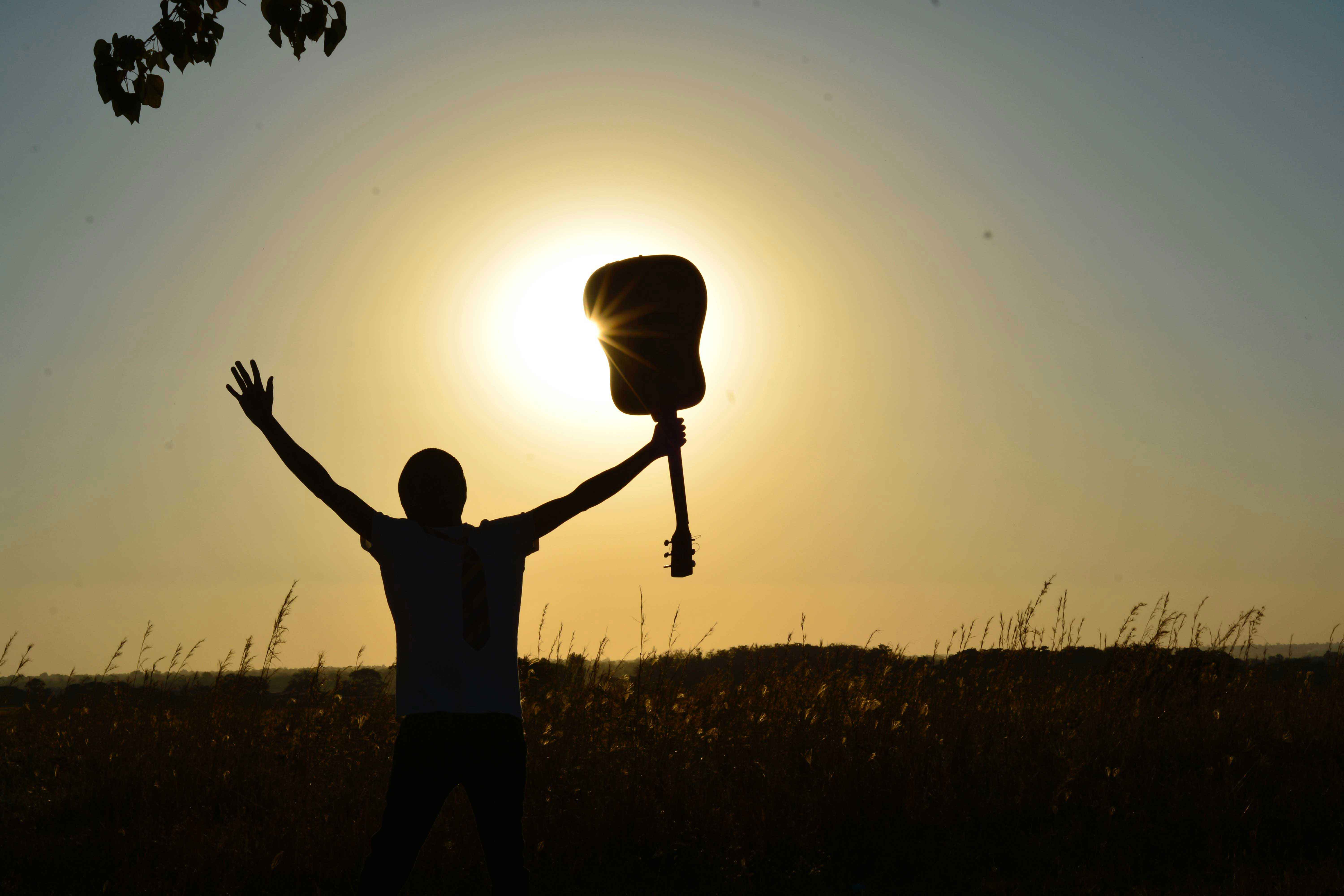 Homme avec guitare, ressent le rythme