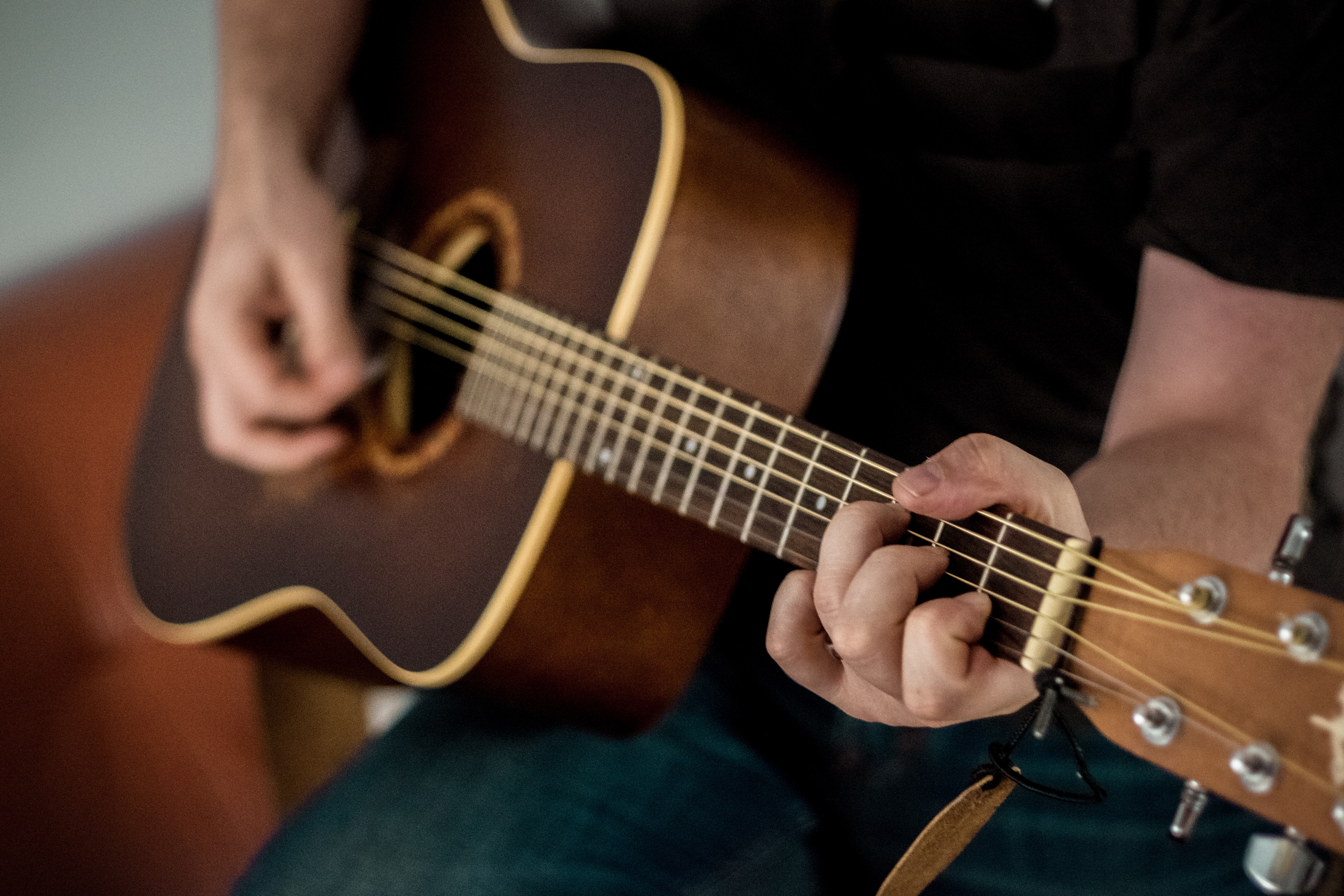 Homme qui apprend à improviser avec sa guitare