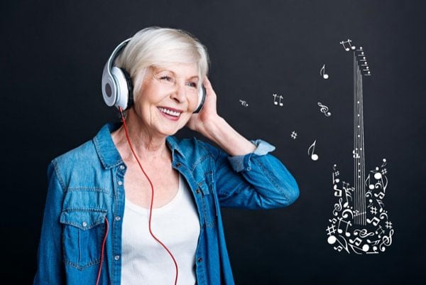 Femme écoutant de la musique dans un casque - La musique rend-elle plus intelligent ?